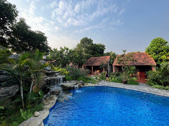 bungalow-poolside.jpg